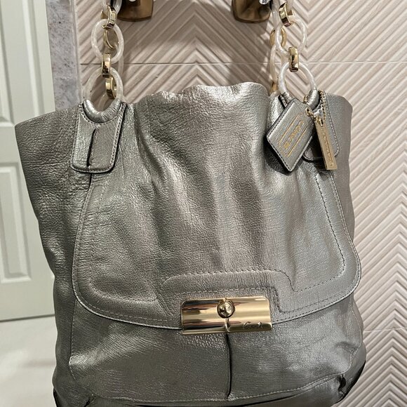 Coach Shoulder Bag M1073-16815 Silver leather, Gold Tone hardware - Picture 4 of 10